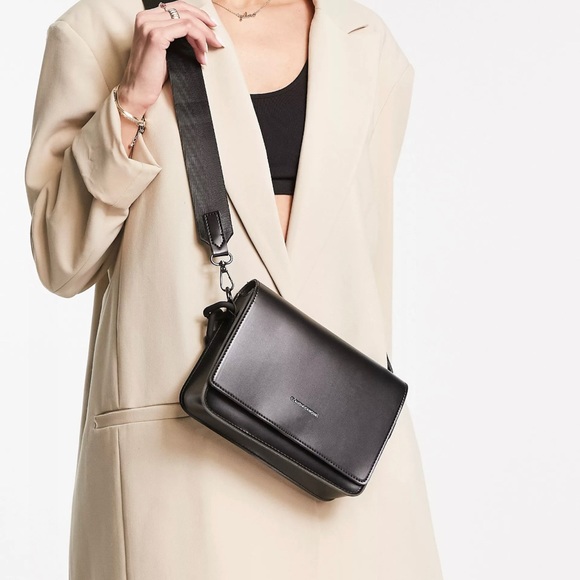 Claudia Canova cross body grab bag with chunky chain in black - Picture 3 of 4